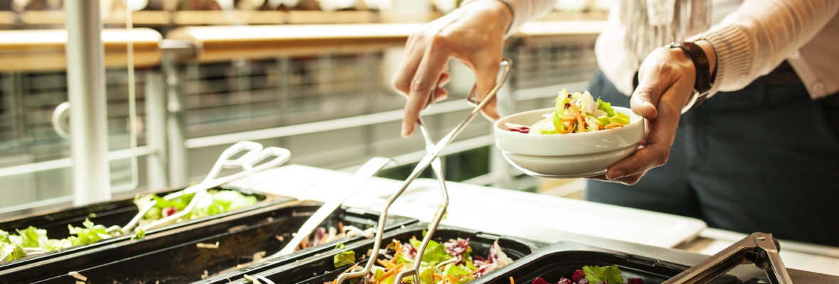 Salatbuffet in einer Kantine