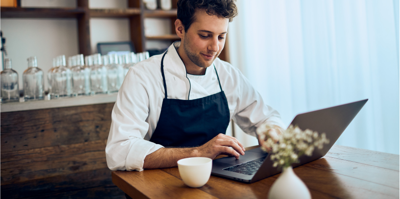 Gastronom beim Online-Banking