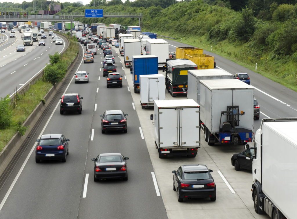 Bund fördert neue Stellplätze für LKW in Autobahn-Nähe