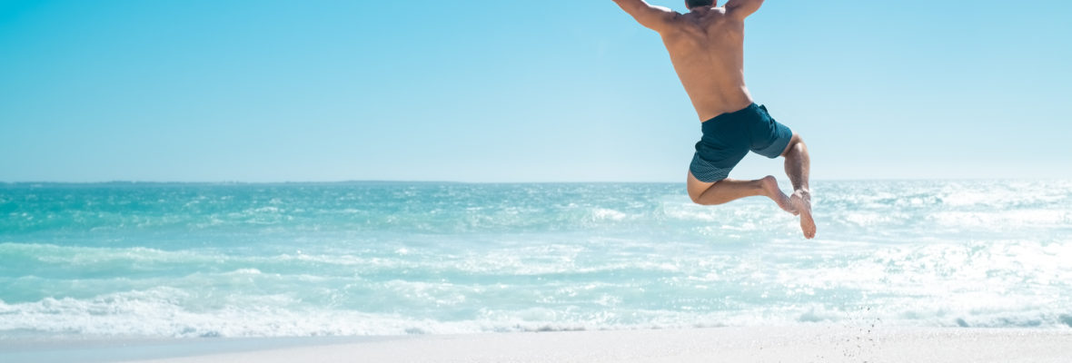 Springender Mann am Strand