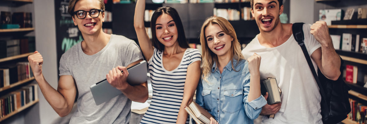 Studenten in Bibliothek