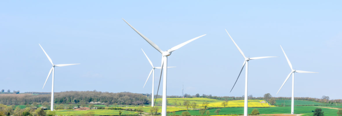 Windräder auf Feld