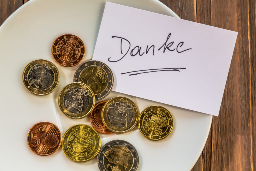 Trinkgeld: Traditionen, Regelungen und steuerliche Aspekte