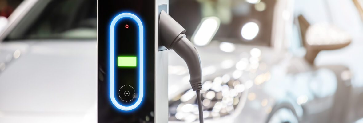 aktive E-Ladesäule mit E-Auto