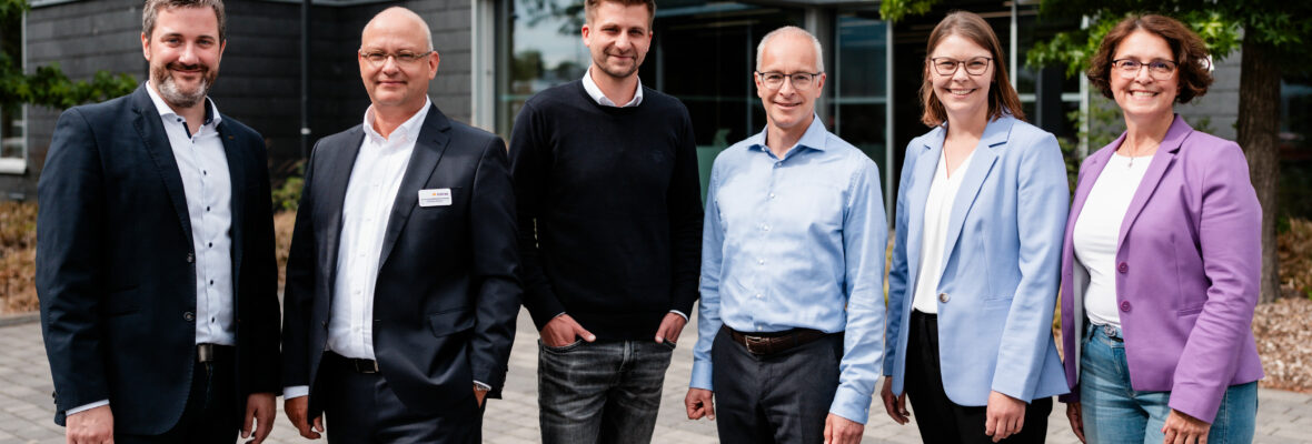 Gäste und Akteure beim Innovationsforum der pro Wirtschaft GT (v.l.): Bürgermeis-ter Marco Diethelm (Herzebrock-Clarholz), Thomas Möller (Steinel GmbH), Eric Thiemann (MHC GmbH), Armando García Schmidt (Bertelsmann Stiftung), Anna Niehaus (pro Wirtschaft GT) und Miriam Bieganski (NRW.BANK).