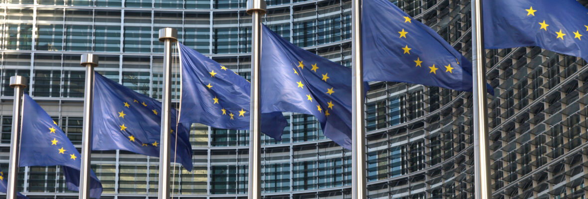 Europafahnen vor der EU-Kommission Brüssel.