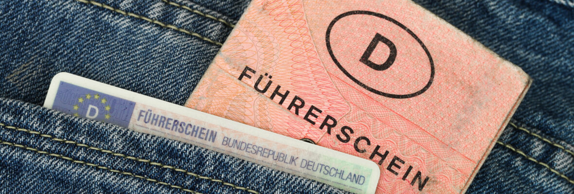 Alter und neuer Führerschein in Hosentasche