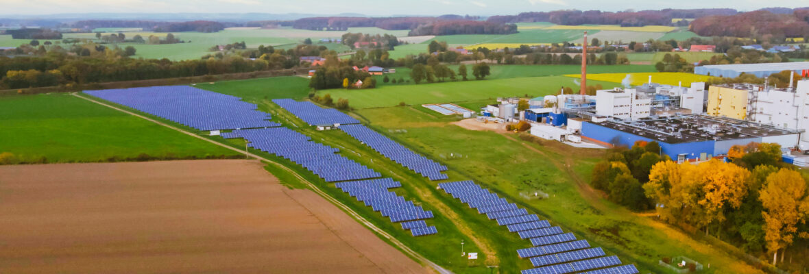 Das Land NRW hat einen neuen ,10 Mio. Euro schweren Fördertopf für den Bau von Freiflächen-Solaranlagen geöffnet. Immer mehr Firmen überdachen jetzt ihre Mit-arbeiterparkplätze. Gefördert wird auch großflächige PV-Technik in der Landwirt-schaft.