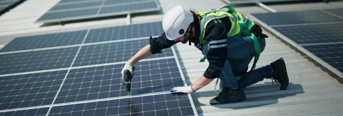 Rechnet sich dank einer 30-prozentigen Sonderabschreibung und Tiefpreisen bei der Technik aktuell so gut wie nie zuvor: Strom erzeugende PV-Anlagen auf Fir-mendächern. Viele Firmen komplettieren jetzt bestehende Technik oder bauen weitere PV-Anlagen, zum Beispiel durch Überdachung der Kunden- oder Mitarbei-ter-Parkplätze.