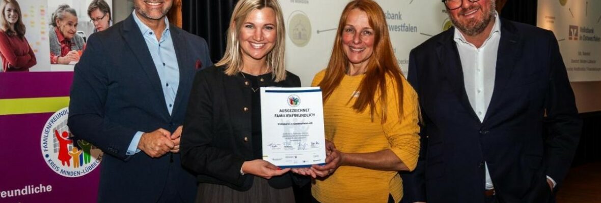 Die Volksbank in Ostwestfalen ist jetzt gleich zweimal für ihre gelebte Famiien-freundlichkeit ausgezeichnet worden: Von Landrat Ali Dogan (links oben) und Björn Böker, Geschäftsführer der OWL GmbH (rechts oben) im Kreis Minden-Lübbecke sowie von Jürgen Müller, Landrat im Kreis Herford (unten rechts) und Björn Böker. Die Auszeichnung nahmen Gudrun Krieger (HR-Kommunikation & Projekte) und Char-line Lange (Gesundheitsmanagement) für die Volksbank in Ostwestfalen entgegen. Foto: Volksbank in Ostwestfalen