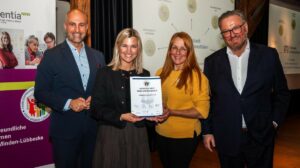 Die Volksbank in Ostwestfalen ist jetzt gleich zweimal für ihre gelebte Famiien-freundlichkeit ausgezeichnet worden: Von Landrat Ali Dogan (links oben) und Björn Böker, Geschäftsführer der OWL GmbH (rechts oben) im Kreis Minden-Lübbecke sowie von Jürgen Müller, Landrat im Kreis Herford (unten rechts) und Björn Böker. Die Auszeichnung nahmen Gudrun Krieger (HR-Kommunikation & Projekte) und Char-line Lange (Gesundheitsmanagement) für die Volksbank in Ostwestfalen entgegen. Foto: Volksbank in Ostwestfalen