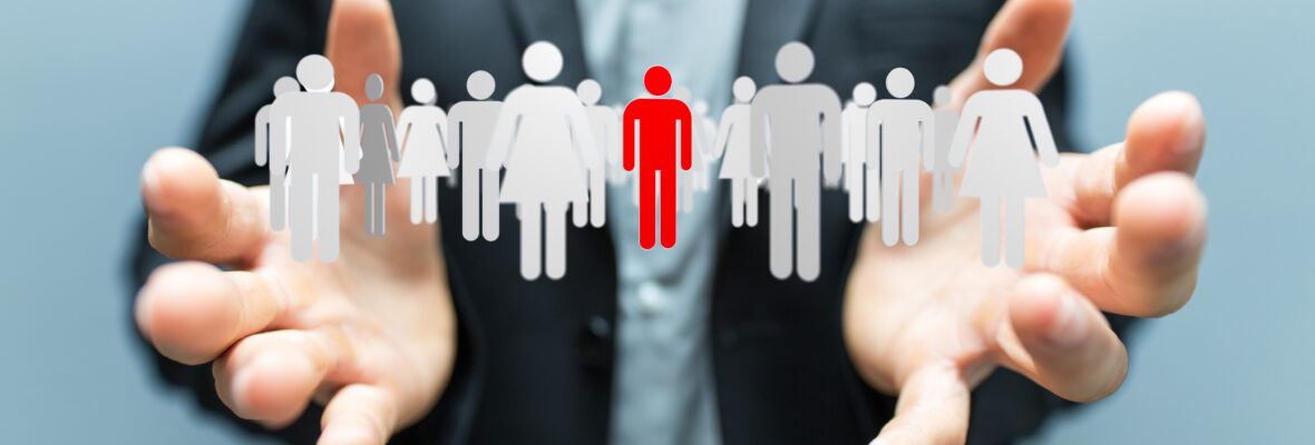 Männerhände, die eine digitale Menschenmasse halten.