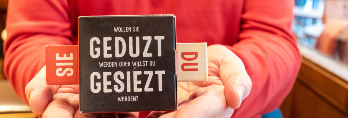 Duzen oder Siezen? Wie Unternehmen die richtige Ansprache wählen – und eine Umstellung professionell managen