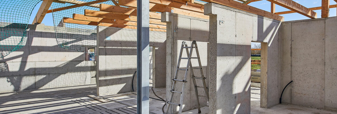 Blick in ein sich im Bau befindliches Haus.