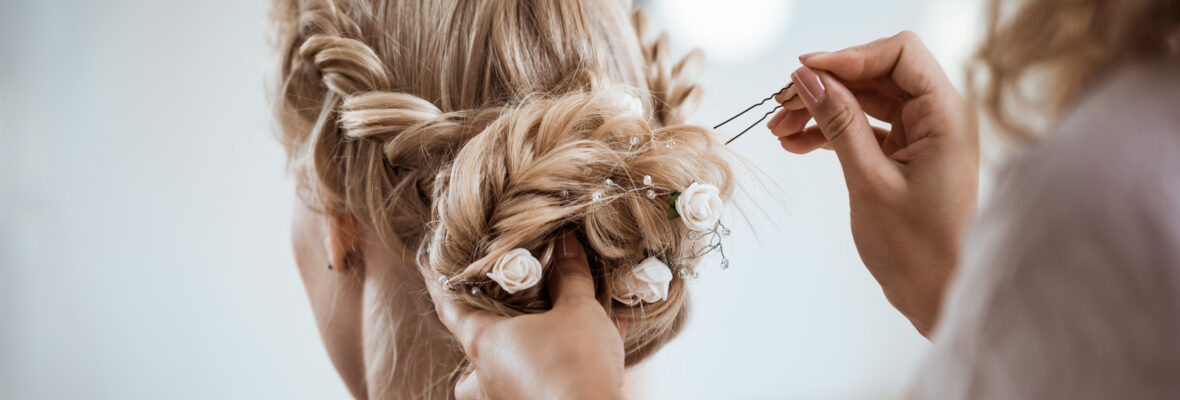 Friseurin macht einen bloden Kunden eine neue Frisur.