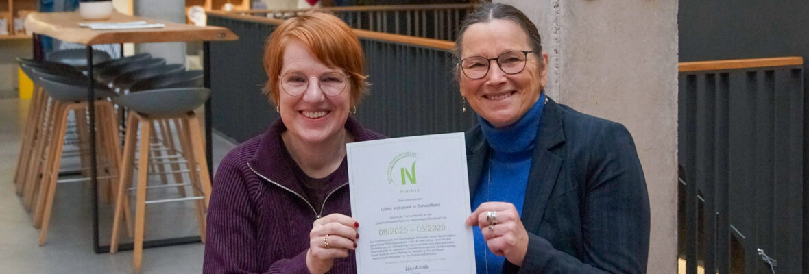 Mitarbeiterinnen der Volksbank in der Lobby am Bielefelder Kesselbrink