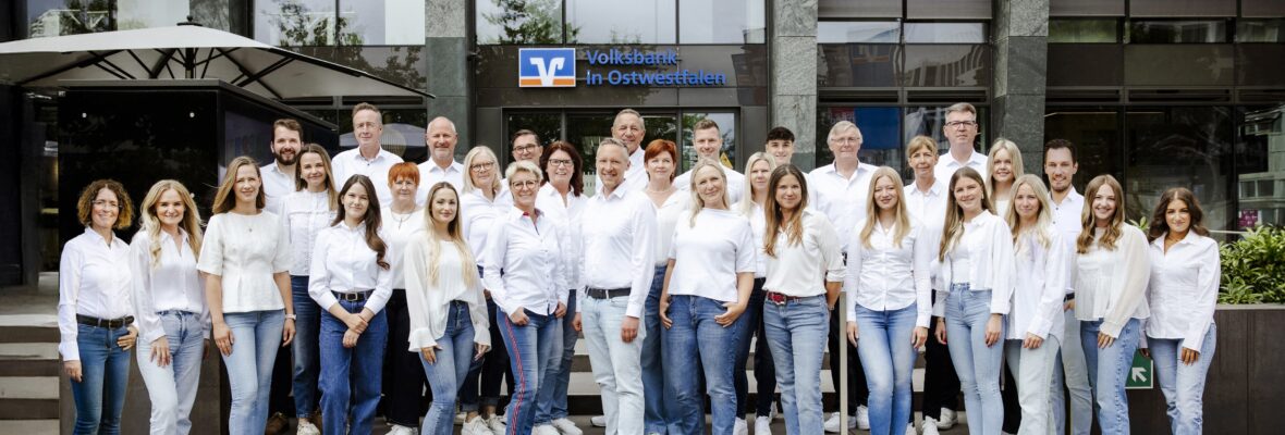 Gruppenbild der Mitarbeiter der Immobiliengesellschaften der Volksbank in Ostwestfalen.