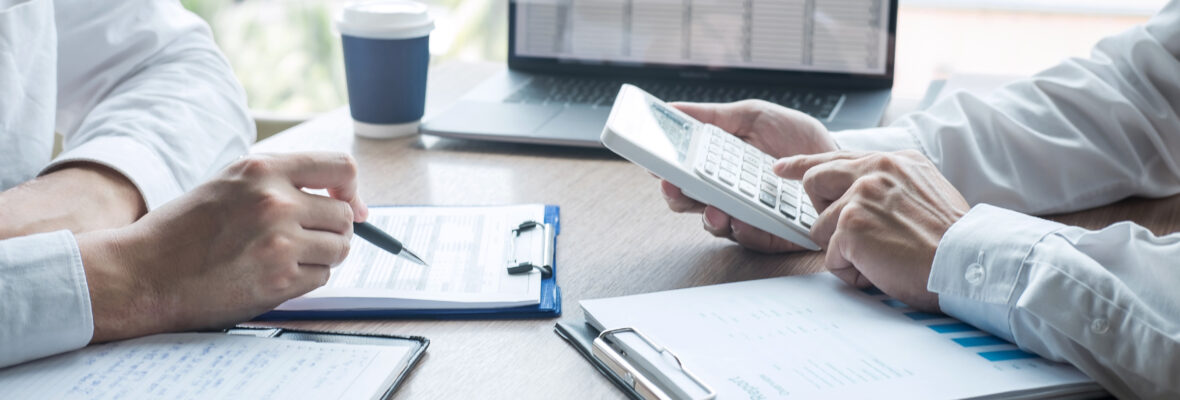 Professioneller Geschäftsführer und Geschäftspartner erörtern in Meetings Ideen für Marketingpläne und Präsentationsprojekte von Investitionen und analysieren dabei Dokumentendaten sowie Finanz- und Investitionskonzepte.