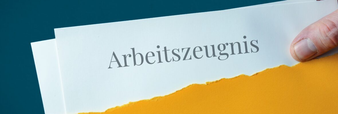 Arbeitszeugnis. Briefumschlag wird geöffnet. Hand entnimmt Unterlagen. Text auf Post-Brief.