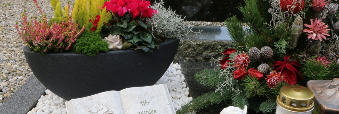 Grab mit Trauerbeplanzung.