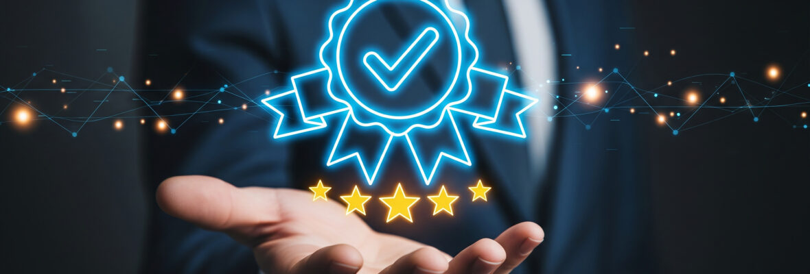 Eine Männerhand die ein Grantie-Symbol hochhält
