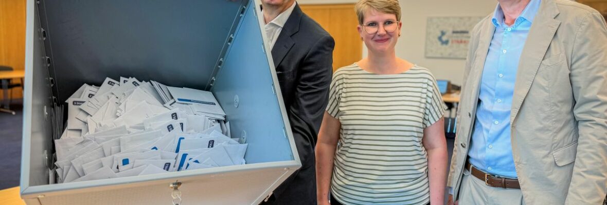 Stimmauszählung zur IHK-Vollversammlungswahl (von links): Wahlleiter und IHK-Ehrenpräsident Wolf D. Meier-Scheuen, Christina Meyer aus dem Wahlteam sowie Heiko Gellmann, stellvertretender Hauptgeschäftsführer der IHK.