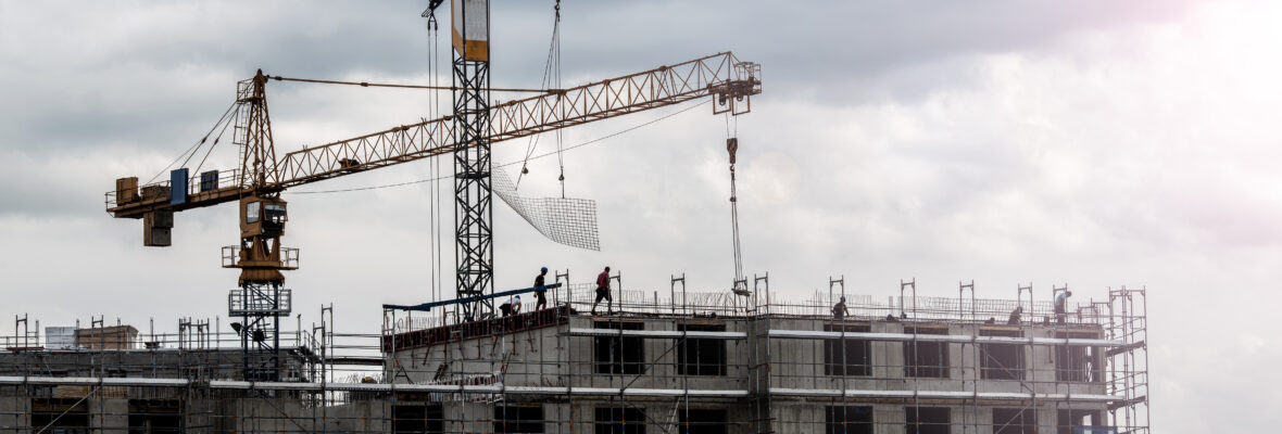 Ein Kran an einer Hausbaustelle.