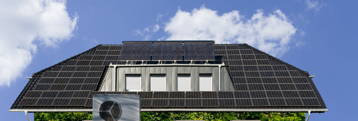 Nachhaltige energetische Haussanierung mit Wärmepumpe, Solar- und Photovoltaikanlage sowie Fassadenbegrünung
