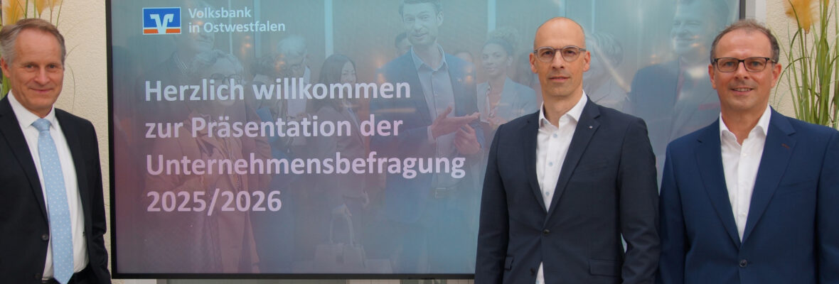Präsentierten die Unternehmensumfrage 2025/2026: Gastreferent Jörg-Uwe Goldbeck (von links), Vorstandsmitglied Thomas Mühlhausen und Jörg Kemminer, Bereichsleiter Firmenkundenbetreuung der Volksbank in Ostwestfalen. Foto: Volksbank in Ostwestfalen