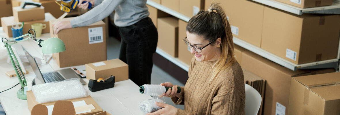 Zwei Frauen beim verpacken von Ware in einem Unternehmen.