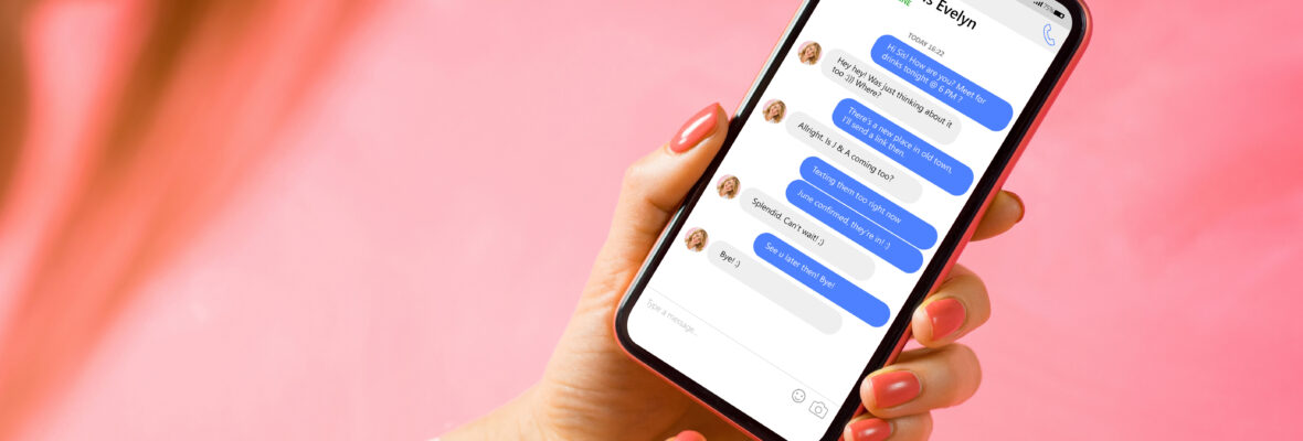 Frau nutzt eine Messaging-App auf dem Mobiltelefon.