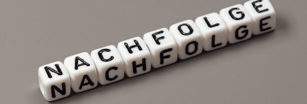 Buchstabenwürfel, die das Wort Nachfolge bilden.