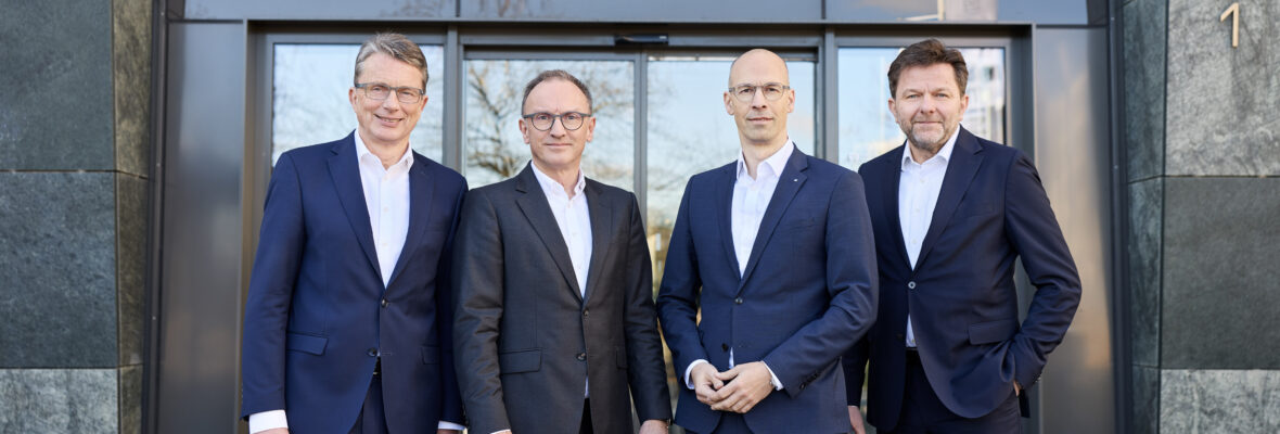 Der Vorstand der Volksbank in Ostwestfalen: Vorstandsvorsitzender Michael Deitert (von links), Oliver Ohm, Thomas Mühlhausen und Peter Scherf.